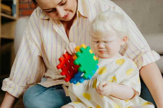 Pourquoi bébé jette ses jouets