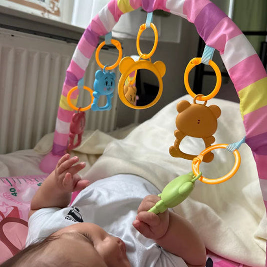 Quand bébé attrape ses jouets?