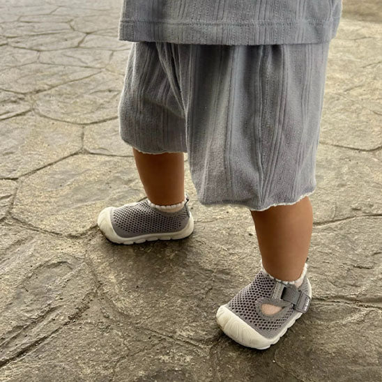 chaussure-bebe-facile-a-enfiler