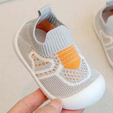 chaussure-pour-bebe-grise