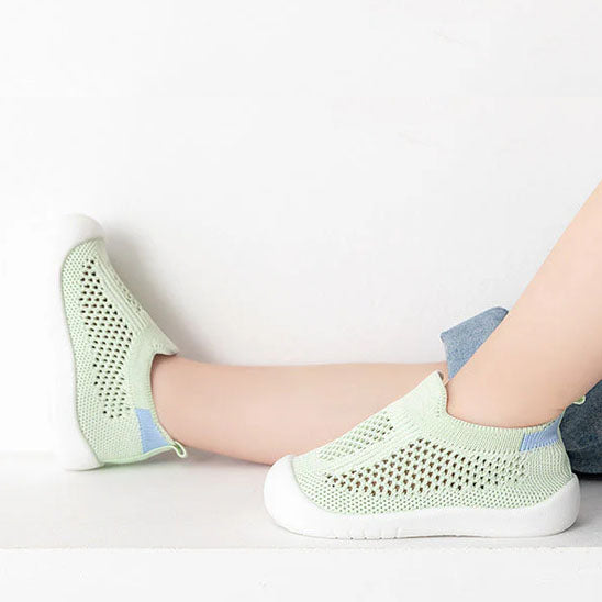 chaussures-bebe-assis