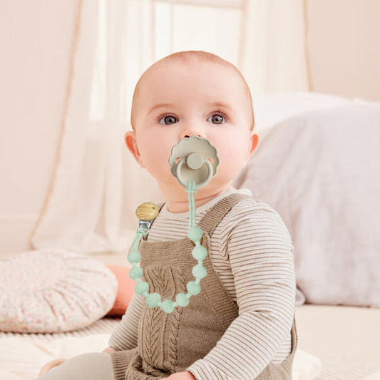 Attache-tétine bébé : quel type choisir ? Coton, bois, silicone
