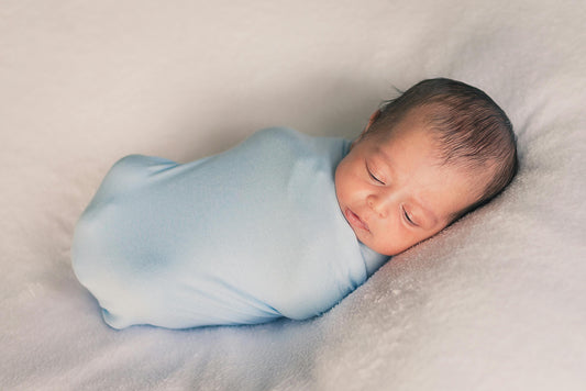 À quel âge bébé peut dormir avec une couverture ?