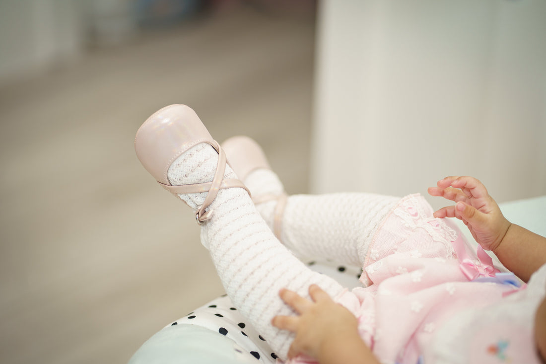 Quand mettre des chaussons à bébé ? Guide par âge