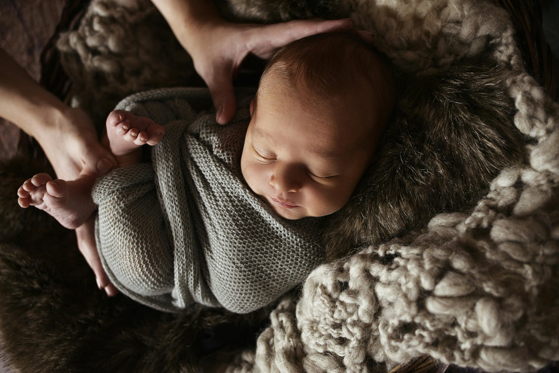 Est-ce bien d'emmailloter un bébé ?