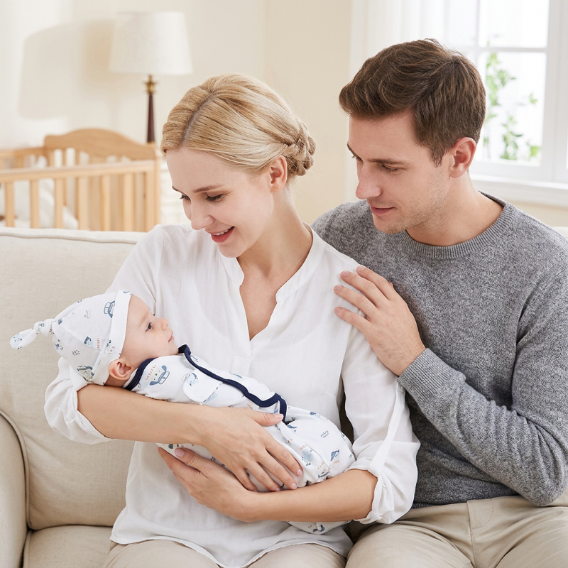 Couverture-d-emmaillotage-pour-bebe-entoure-de-ses-deux-parents