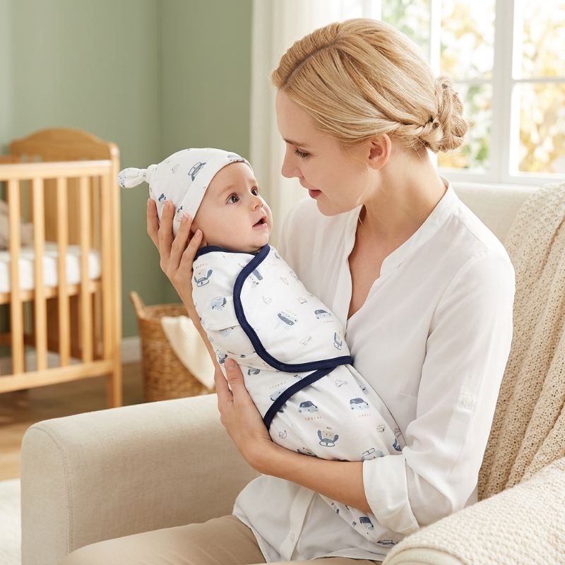 Couverture-d-emmaillotage-pour-bebe-moment-complice-dans-une-chambre-douce