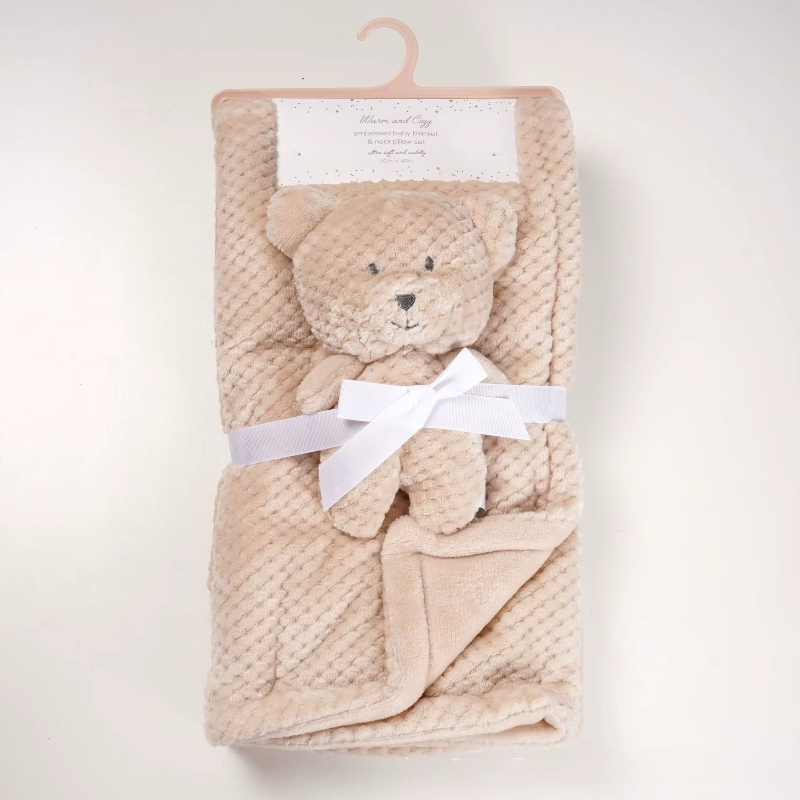 Couverture-polaire-pour-bebe-sur-la-couverture-beige