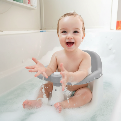 Siege-baignoire-pour-bebe-seul-dans-leau