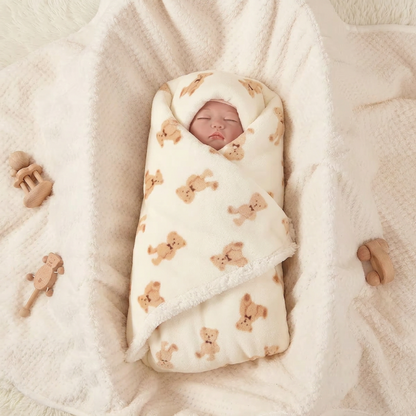 bebe-allonge-dans-la-couverture-polaire-bebe