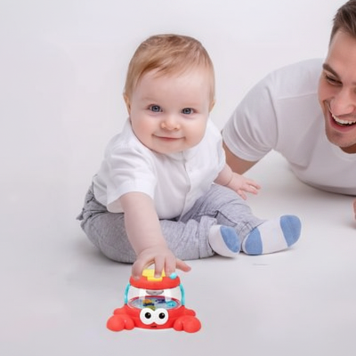 bebe-et-papa-avec-jouet-crabe-bebe