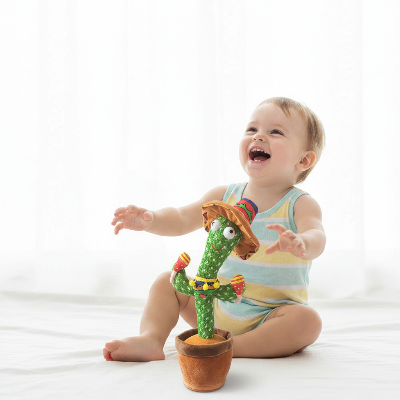 cactus-bebe-enfant-jouant-et-dansant