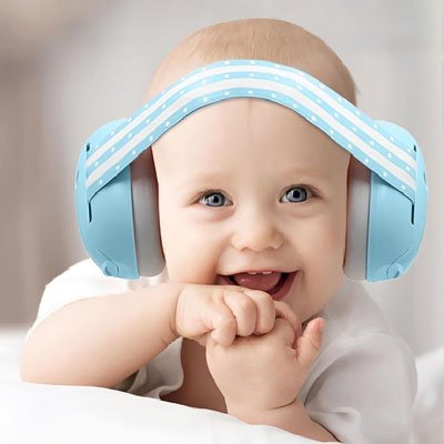 Casque-anti-bruit-bébé-heureux