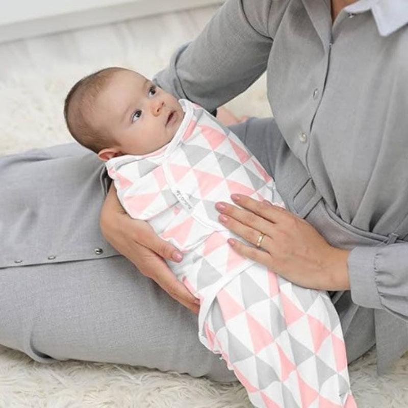 Couverture-emmaillotage-bebe-dans-les-bras-de-maman