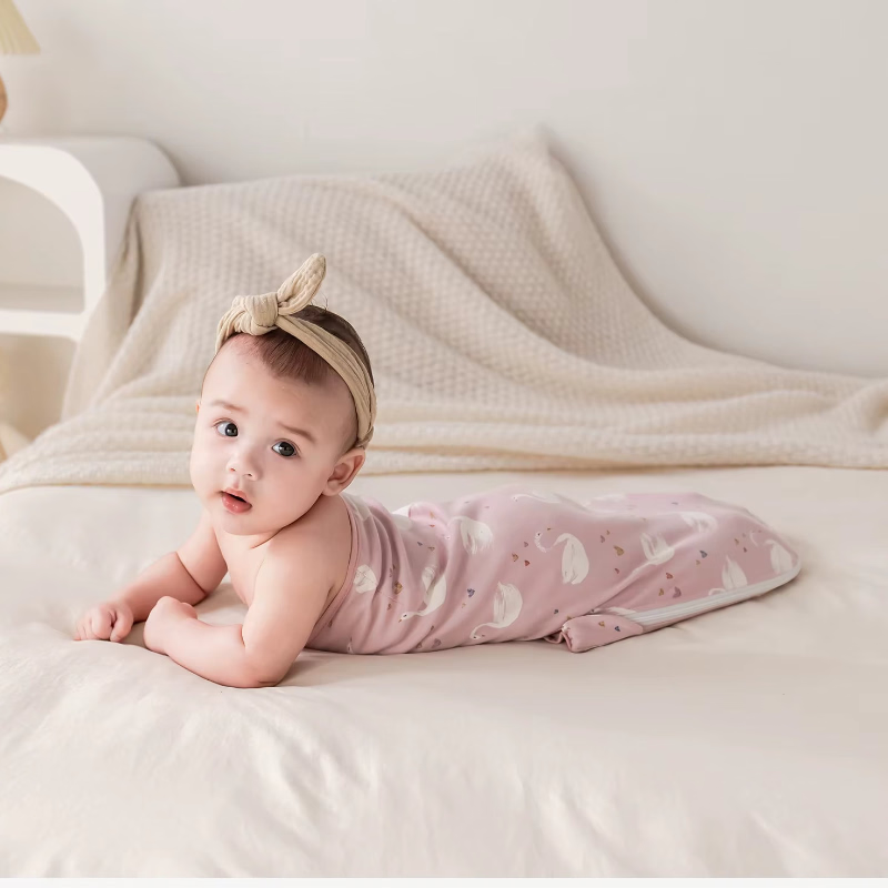 couverture-emmaillotage-bebe-dans-un_lit