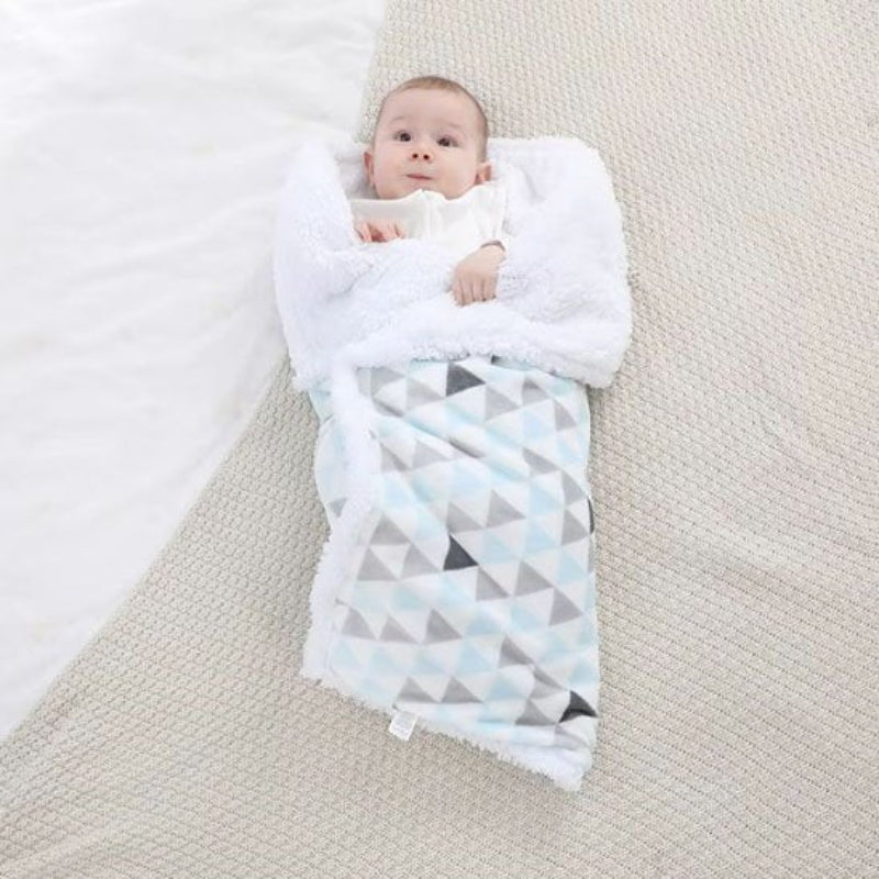 Couverture-en-polaire-bebe-emmaillotage-facile