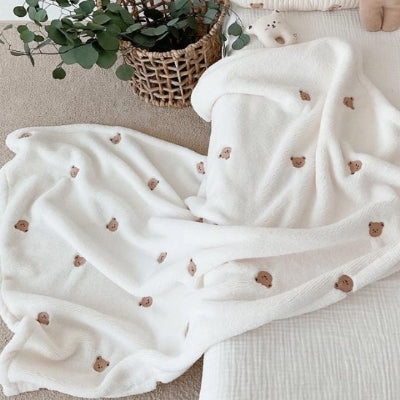 Couverture-enveloppante-bebe-design-epurée