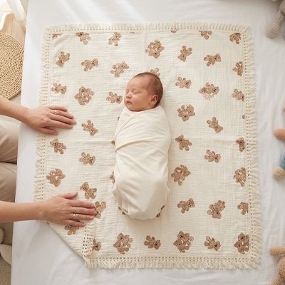 Couverture-enveloppe-bebe-bordure-ornée
