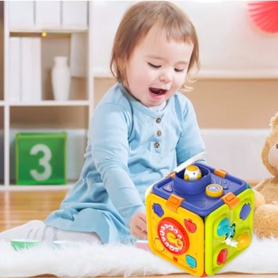 cube-activite-fillette-qui-s-amuse
