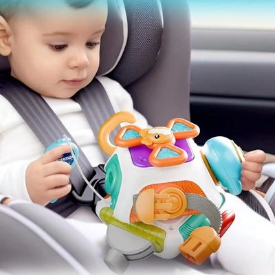cube-d-activite-bebe-dans-l-auto