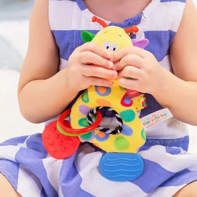 hochet-bebe-fillette-a-le-jouet-en-main