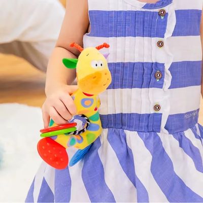 hochet-bebe_avec-fillette-robe-rayer