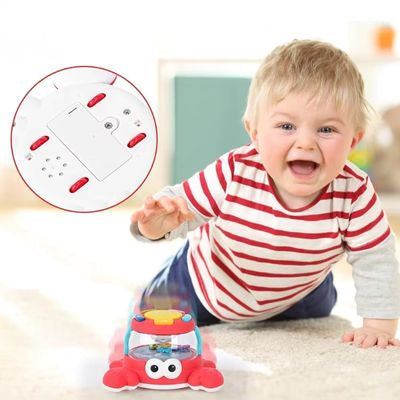 jouet-crabe-bebe-enfant-a-genou-qui-s-amuse