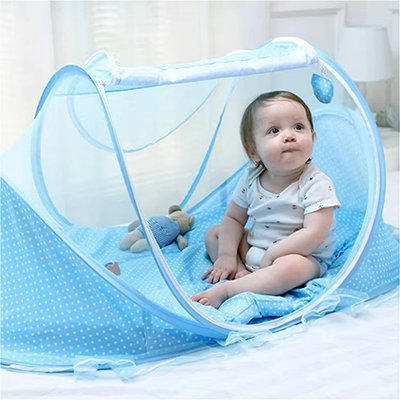 Lit-moustiquaire-bébé-bleu