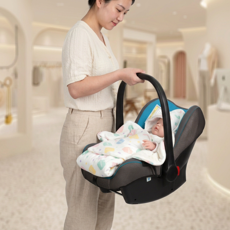 maman-portant-la-coque-avec-Unecouverture-enveloppante-bebe-cosy