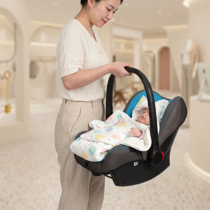 maman-portant-la-coque-avec-Unecouverture-enveloppante-bebe-cosy