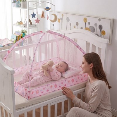 Moustiquaire de lit bébé fixée en toute sécurité autour du couchage