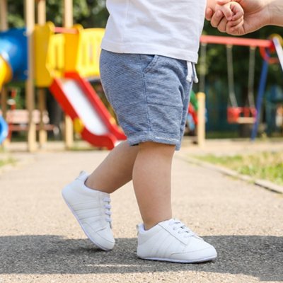 Petite-chaussure-bebe-blanc-eclatant 