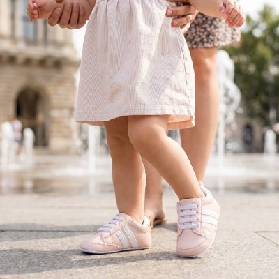 Petite-chaussure-bebe-qui-se-tient-debout 