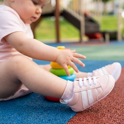 Petite-chaussure-bebe-rose-fille 