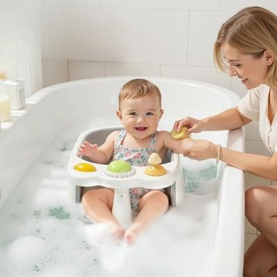 siege-baignoire-bebe-maman-lave-son-enfant