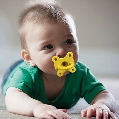 tetine-incassable-jaune-bebe-a-terre