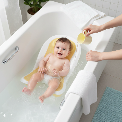 transat-pour-bain-bebe--mains-maman-vue-dessus